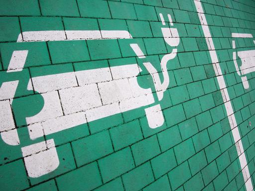 Parkplätze mit einer Ladesäule für Elektroautos in der Region Hannover sind grün markiert. 