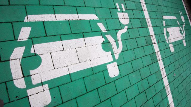Parkplätze mit einer Ladesäule für Elektroautos in der Region Hannover sind grün markiert. 
