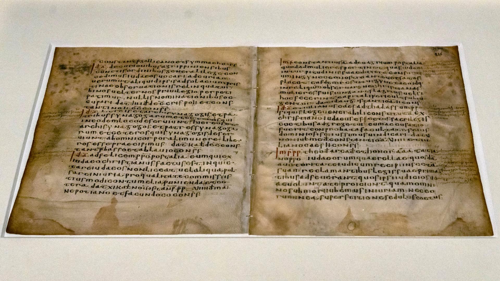 Das Dekret des römischen Kaisers Konstantin, das die Berufung von Juden in Stadträte gestattete - hier 2012 in einer Ausstellung des Kölner Museum Kolumba Das Dekret des römischen Kaisers Konstantin, das die Berufung von Juden in Stadträte gestattete - hier 2012 in einer Ausstellung des Kölner Museum Kolumba