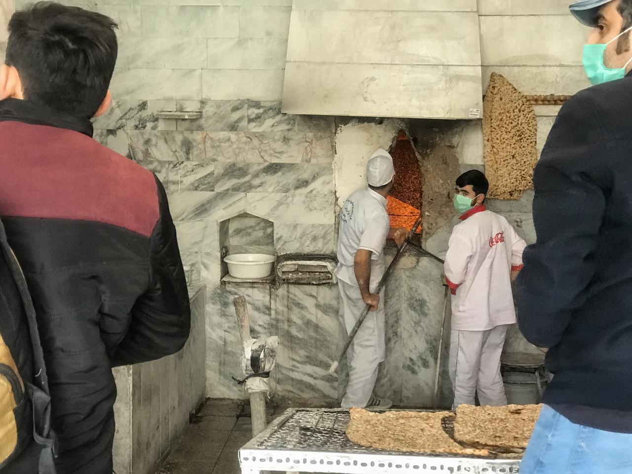 Eine Schlange hat sich vor einer Bäckerei gebildet. Eine Schlange hat sich vor einer Bäckerei gebildet.