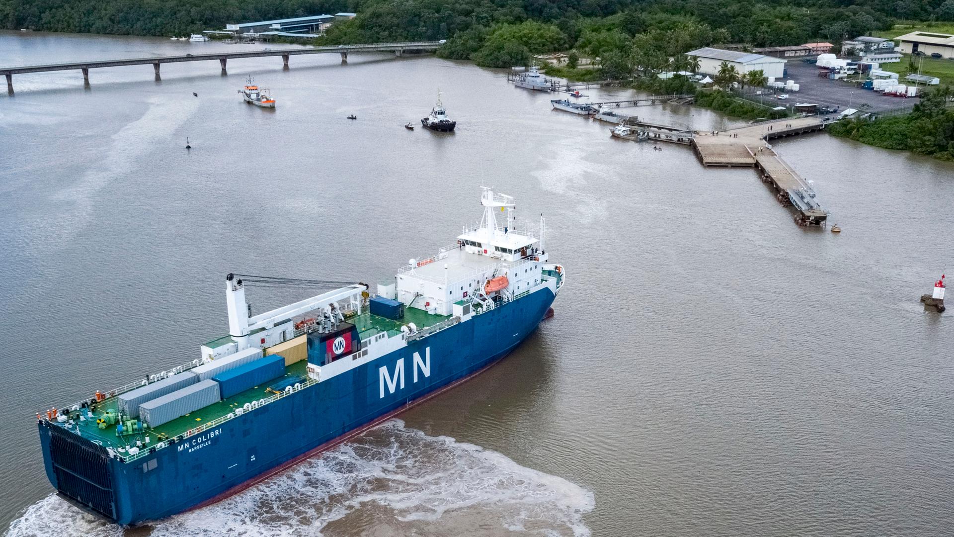 Ein Schiff wird kommen... Endlich – rund 15 Jahre später als einst erwartet – hat das James Webb-Teleskop Mitte Oktober Kourou erreicht. Ein Schiff wird kommen... Endlich – rund 15 Jahre später als einst erwartet – hat das James Webb-Teleskop Mitte Oktober Kourou erreicht.