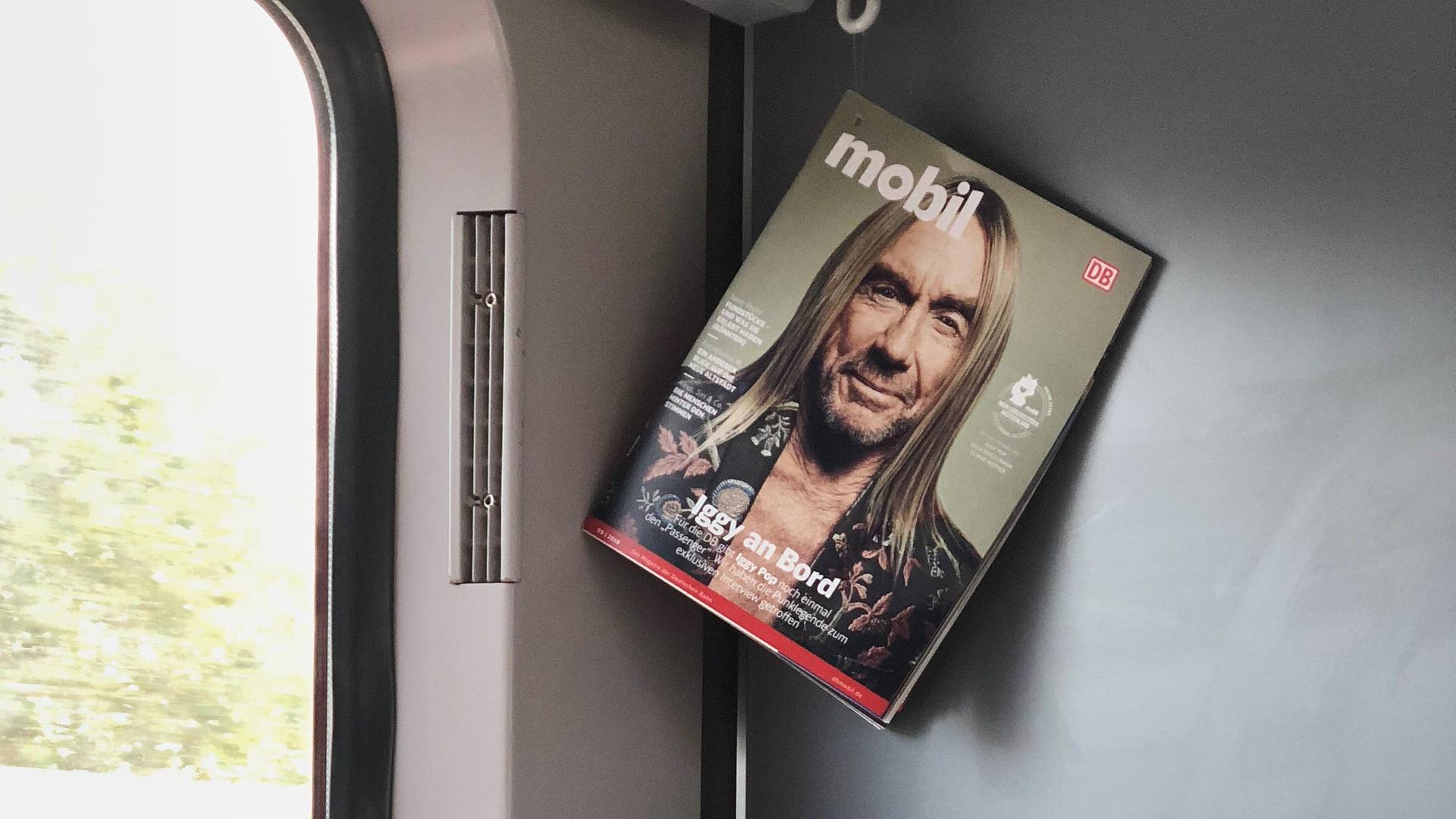 Eine Ausgabe des Kundenmagazin "DB mobil" hängt in einem Abteil der Deutschen Bahn. Auf dem Cover ist der Musiker Iggy Pop zu sehen.