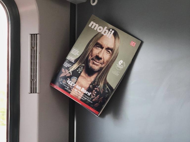 Eine Ausgabe des Kundenmagazin "DB mobil" hängt in einem Abteil der Deutschen Bahn. Auf dem Cover ist der Musiker Iggy Pop zu sehen.