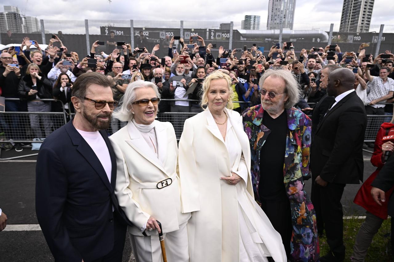 Die Mitglieder der schwedischen Band Abba Björn Ulvaeus, Agnetha Fältskog, Anni-Frid Lyngstad und Benny Andersson bei der Premiere der Show "Abba Voyage" in London. Fältskog und Lyngstad sind weiß gekleidet. Die Mitglieder der schwedischen Band Abba Björn Ulvaeus, Agnetha Fältskog, Anni-Frid Lyngstad und Benny Andersson bei der Premiere der Show "Abba Voyage" in London. Fältskog und Lyngstad sind weiß gekleidet.