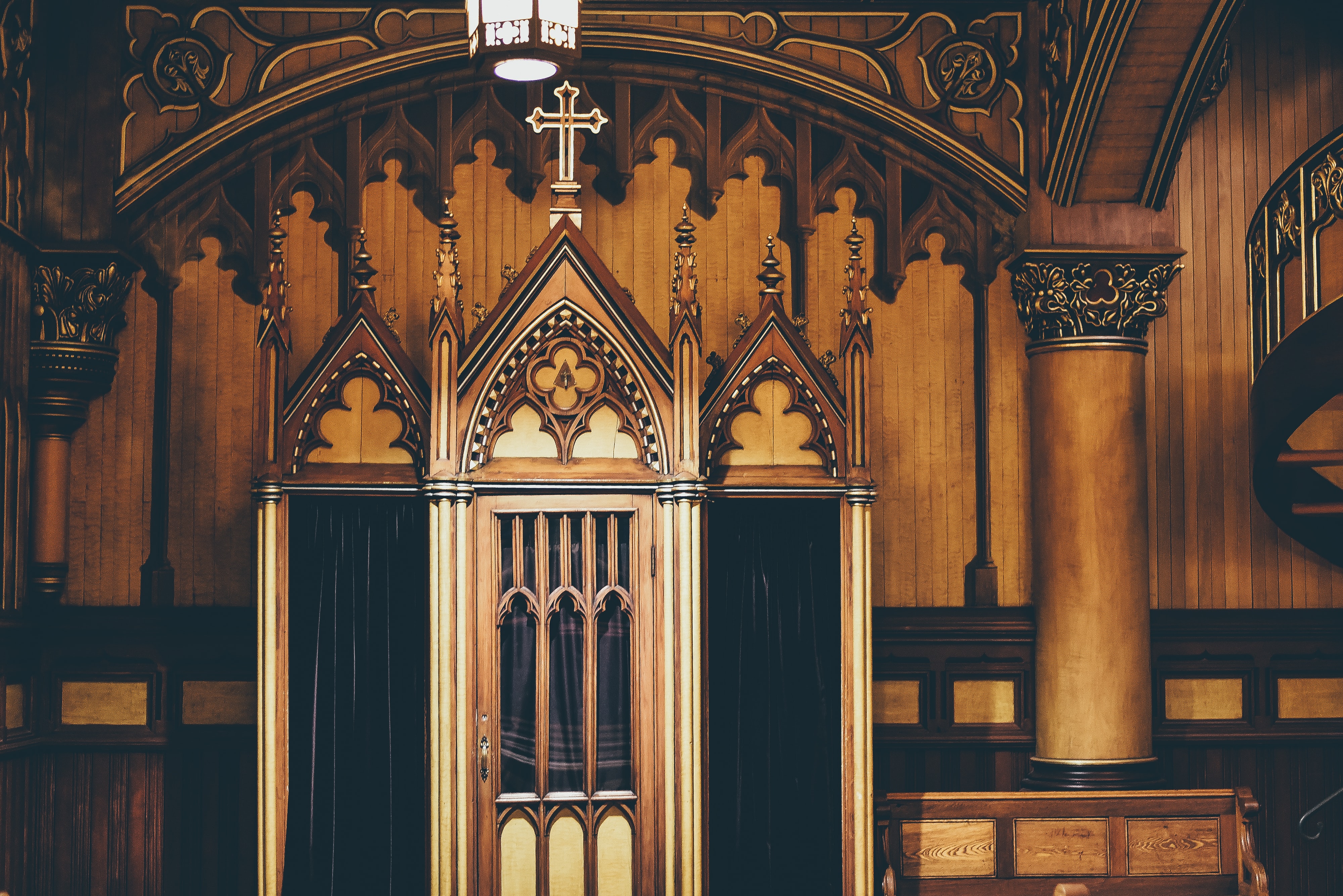 Blick auf einen aufwendig verzierten Beichtstuhl in der katholischen Kirche Notre-Dame de Montréal in Kanada