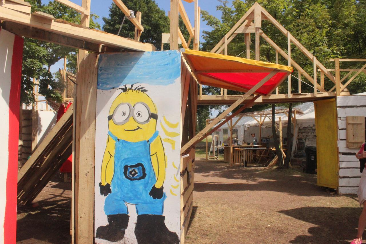 Eine Baustelle mit Häusern aus Holz Eine Baustelle mit Häusern aus Holz