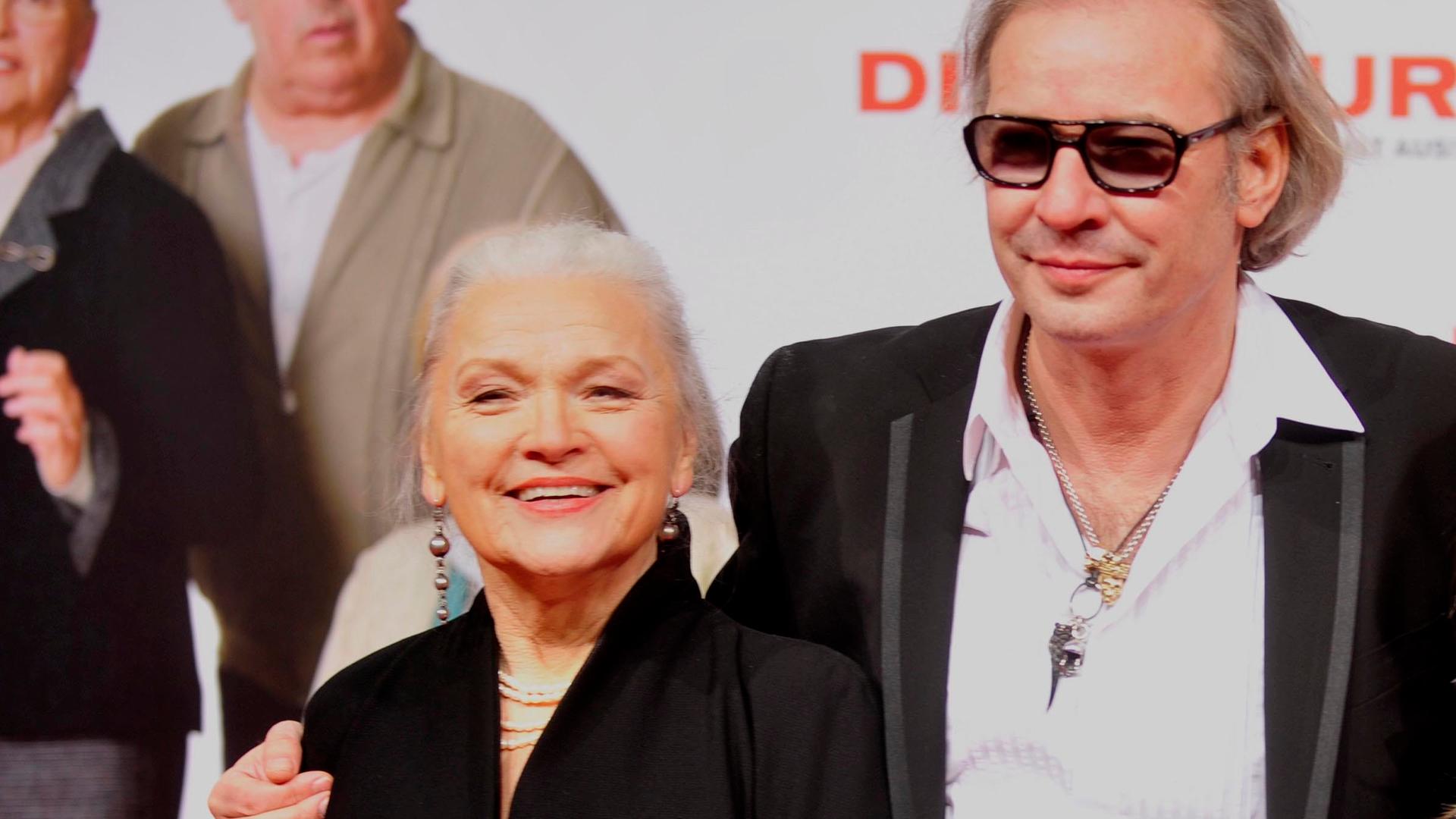 Eva-Maria Hagen, Leander Haussmann, Ingrid van Bergen bei der Filmpremiere von "Dinosaurier - Gegen uns seht ihr alt aus". Eva-Maria Hagen, Leander Haussmann, Ingrid van Bergen bei der Filmpremiere von "Dinosaurier - Gegen uns seht ihr alt aus".