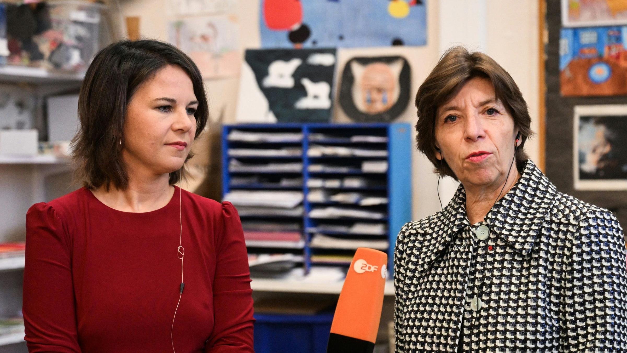 Bundesaußenministerin Baerbock mit ihrer französischen Kollegin Colonna. Sie stehen nebeneinander hinter einem Mikrofon.