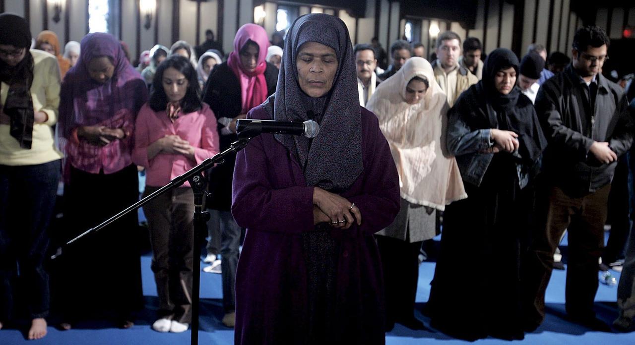 Dr. Amina Wadud, Professorin für islamische Studien, leitet in New York City einen nach Geschlechtern gemischten muslimischen Gebetsgottesdienst im Synodenhaus auf dem Gelände der Kirche St. John the Divine. Dr. Amina Wadud, Professorin für islamische Studien, leitet in New York City einen nach Geschlechtern gemischten muslimischen Gebetsgottesdienst im Synodenhaus auf dem Gelände der Kirche St. John the Divine.