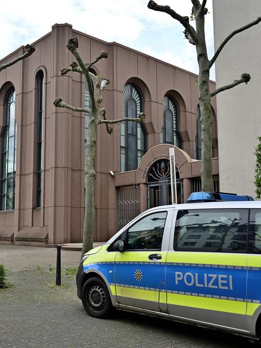 Die Synagoge der jüdischen Gemeinde im Mannheim. Davor steht zu ihrem Schutz ein Polizeiwagen. 