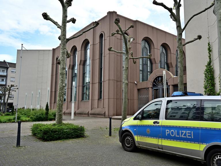 Die Synagoge der jüdischen Gemeinde im Mannheim. Davor steht zu ihrem Schutz ein Polizeiwagen. 