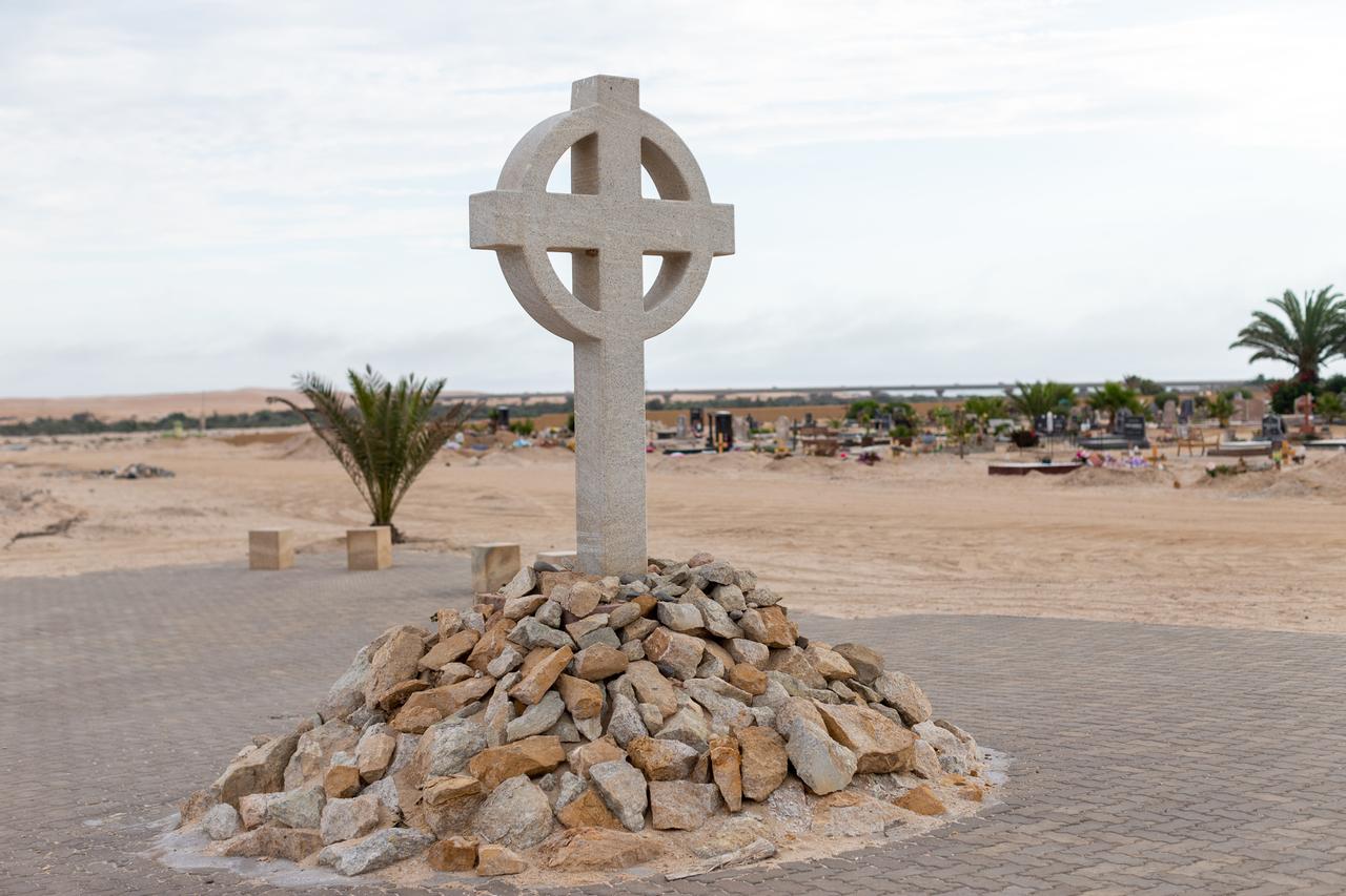 Ein steinernes Kreuz steht auf einem Steinhaufen auf dem Gelände einer Gedenkstätte für die Opfer deutsche Konzentrationslager in Swakopmund. Ein steinernes Kreuz steht auf einem Steinhaufen auf dem Gelände einer Gedenkstätte für die Opfer deutsche Konzentrationslager in Swakopmund.