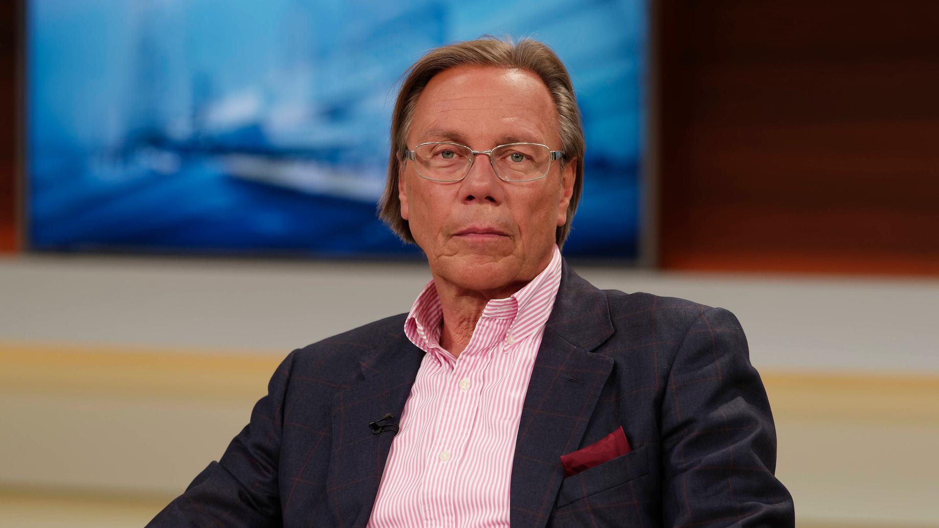 Der Soziologe Harald Welzer sitzt in einem Fernsehstudio. Er trägt ein rosa-gestreiftes Hemd, im Hintergrund ist unscharf ein Fernseher erkennbar. Der Soziologe Harald Welzer sitzt in einem Fernsehstudio. Er trägt ein rosa-gestreiftes Hemd, im Hintergrund ist unscharf ein Fernseher erkennbar.