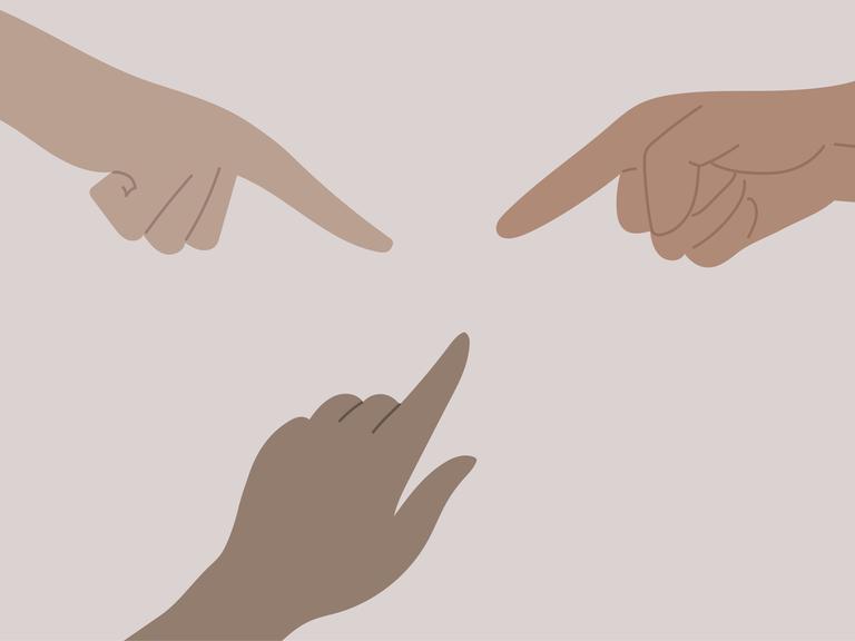 Drei Hände zeigen mit dem Zeigefinger auf etwas unsichtbares in ihrer Mitte