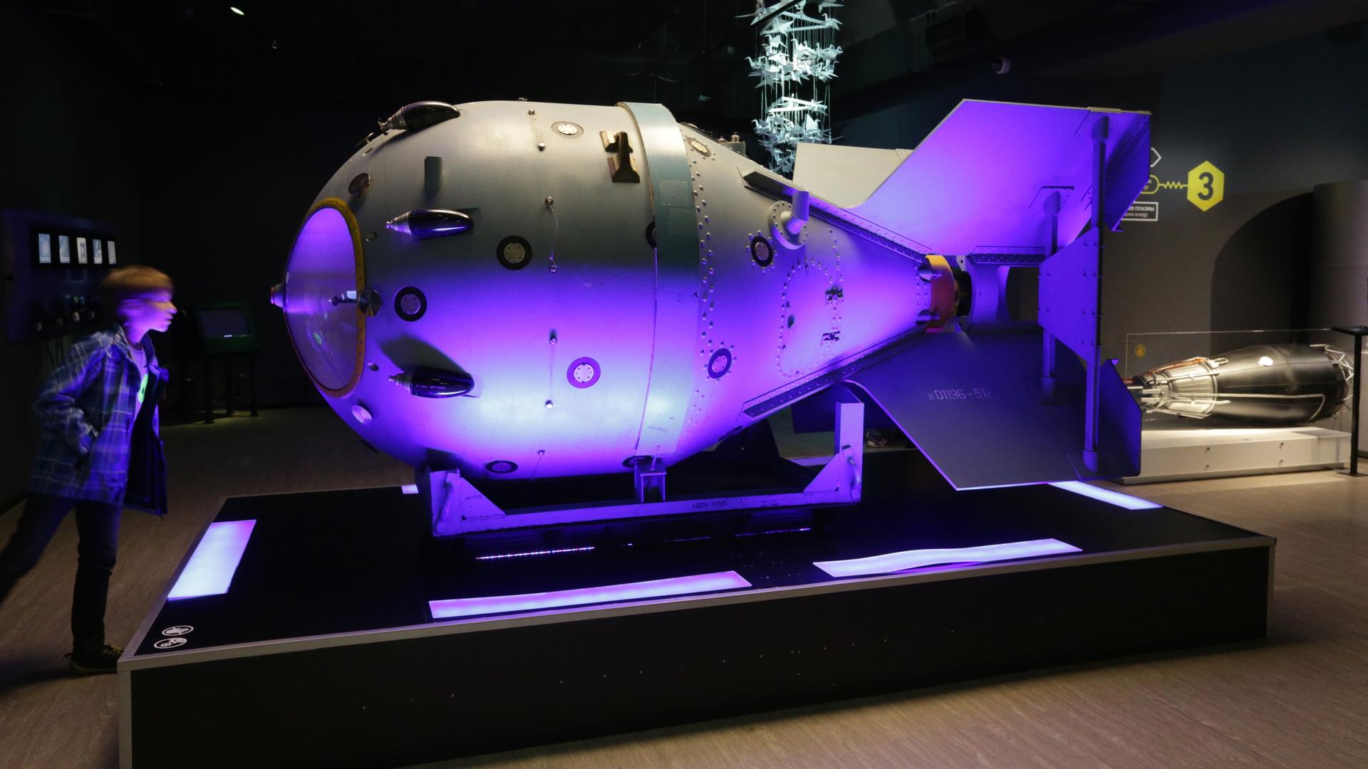 Eine Nachbildung der ersten sowjetischen Atombombe in einer Ausstellung in Moskau. Eine Nachbildung der ersten sowjetischen Atombombe in einer Ausstellung in Moskau.