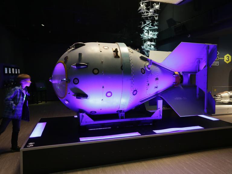 Eine Nachbildung der ersten sowjetischen Atombombe in einer Ausstellung in Moskau.