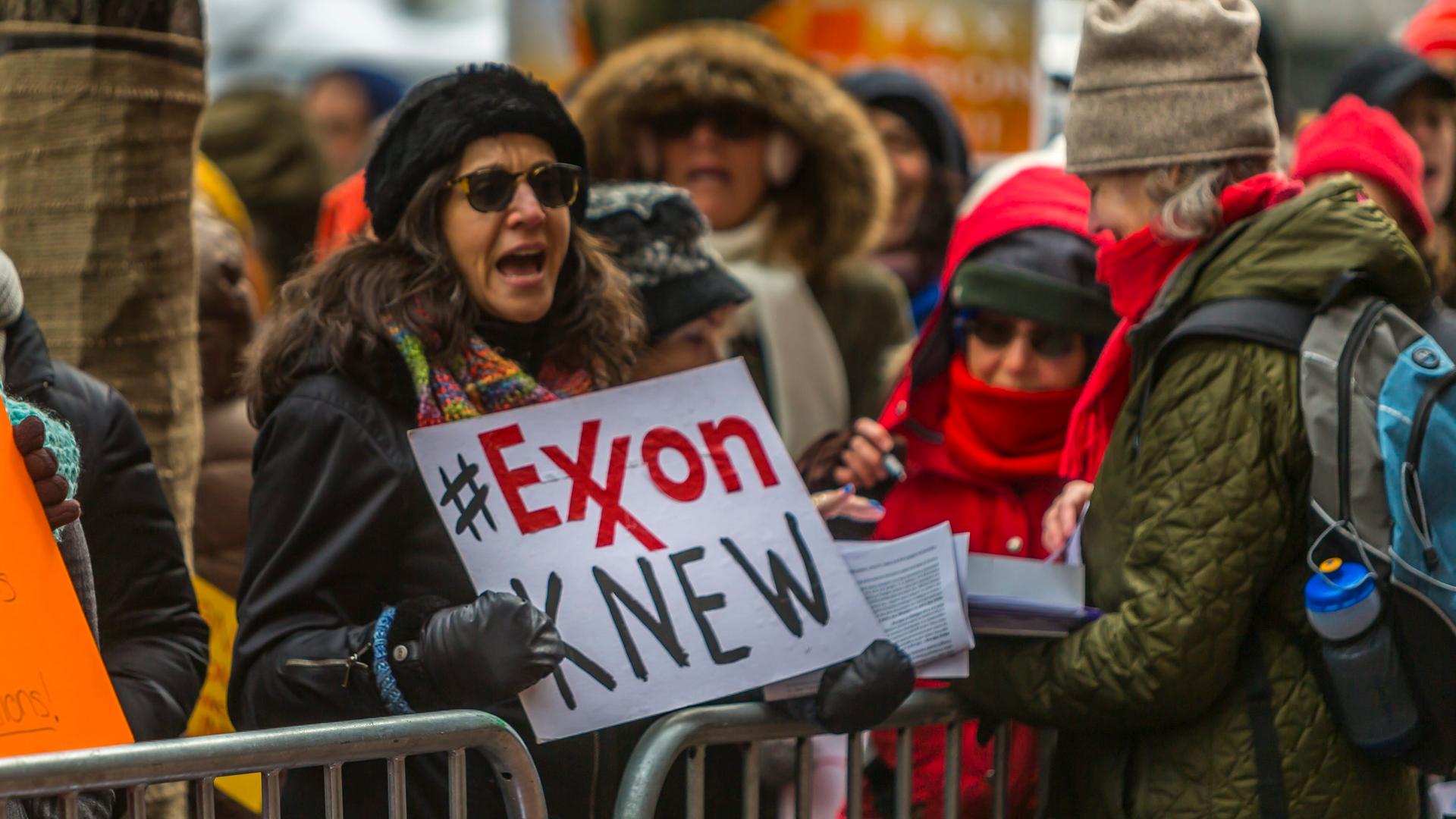 "Exxon wusste Bescheid", steht auf einem Schild einer Klimaaktivistin bei einer Demonstration im November 2017