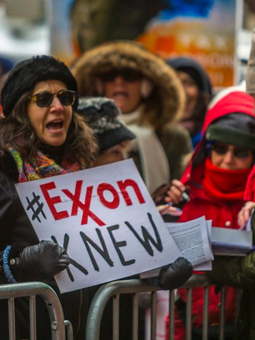 "Exxon wusste Bescheid", steht auf einem Schild einer Klimaaktivistin bei einer Demonstration im November 2017