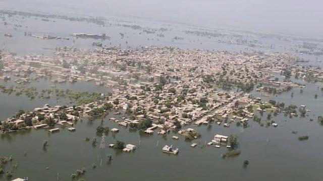 Luftbild von der überschwemmten Stadt Khairpur Nathan Shah in Pakistan 