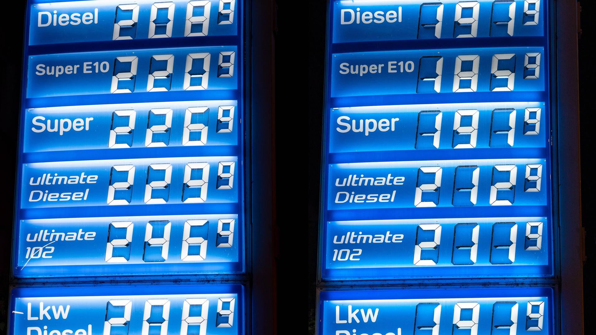 Collage: Vergleich der Anzeigetafel der Benzinpreise an einer ARAL-Tankstelle, wenige Minuten vor (links) und nach (rechts) Mitternacht, nachdem heute für drei Monate die Steuerentlastung von Benzin und Diesel in Kraft getreten ist. Collage: Vergleich der Anzeigetafel der Benzinpreise an einer ARAL-Tankstelle, wenige Minuten vor (links) und nach (rechts) Mitternacht, nachdem heute für drei Monate die Steuerentlastung von Benzin und Diesel in Kraft getreten ist.