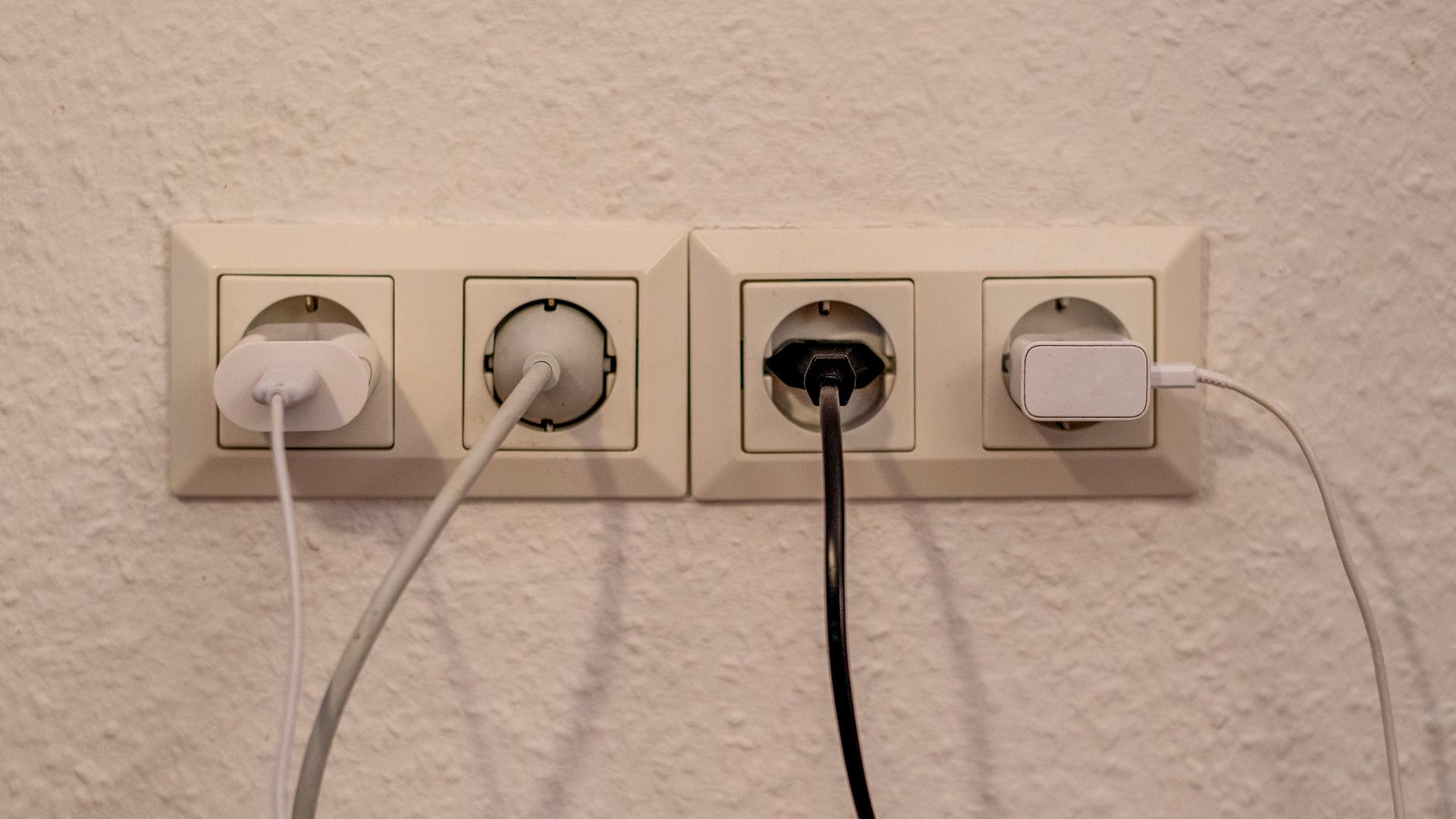 Stecker und Steckdosen - Symbolbild Stecker und Steckdosen - Symbolbild