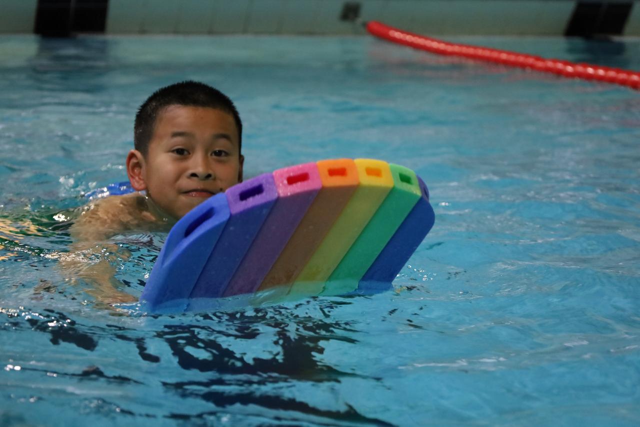 Schwimmendes Kind Schwimmendes Kind