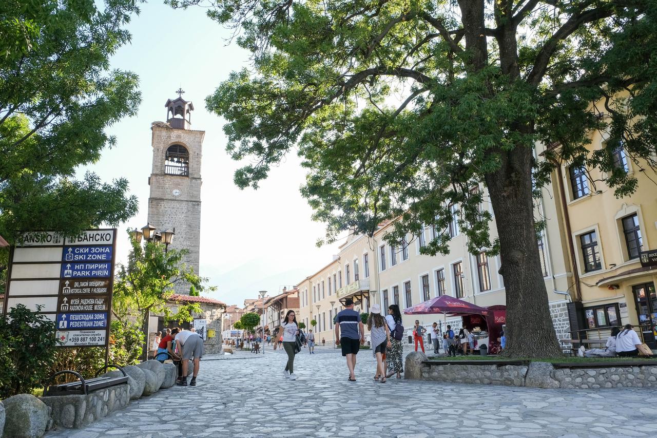 Die Altstadt von Bansko. Menschen gehen eine Straße entlang. Die Altstadt von Bansko. Menschen gehen eine Straße entlang.
