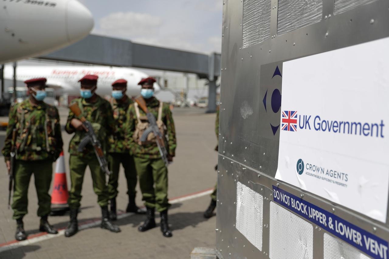 Kenianische Soldaten bewachen eine Corona-Impfstofflieferung aus Großbritannien, welche Kenia vom Vereinigten Königreich geschenkt bekommen hatte. 