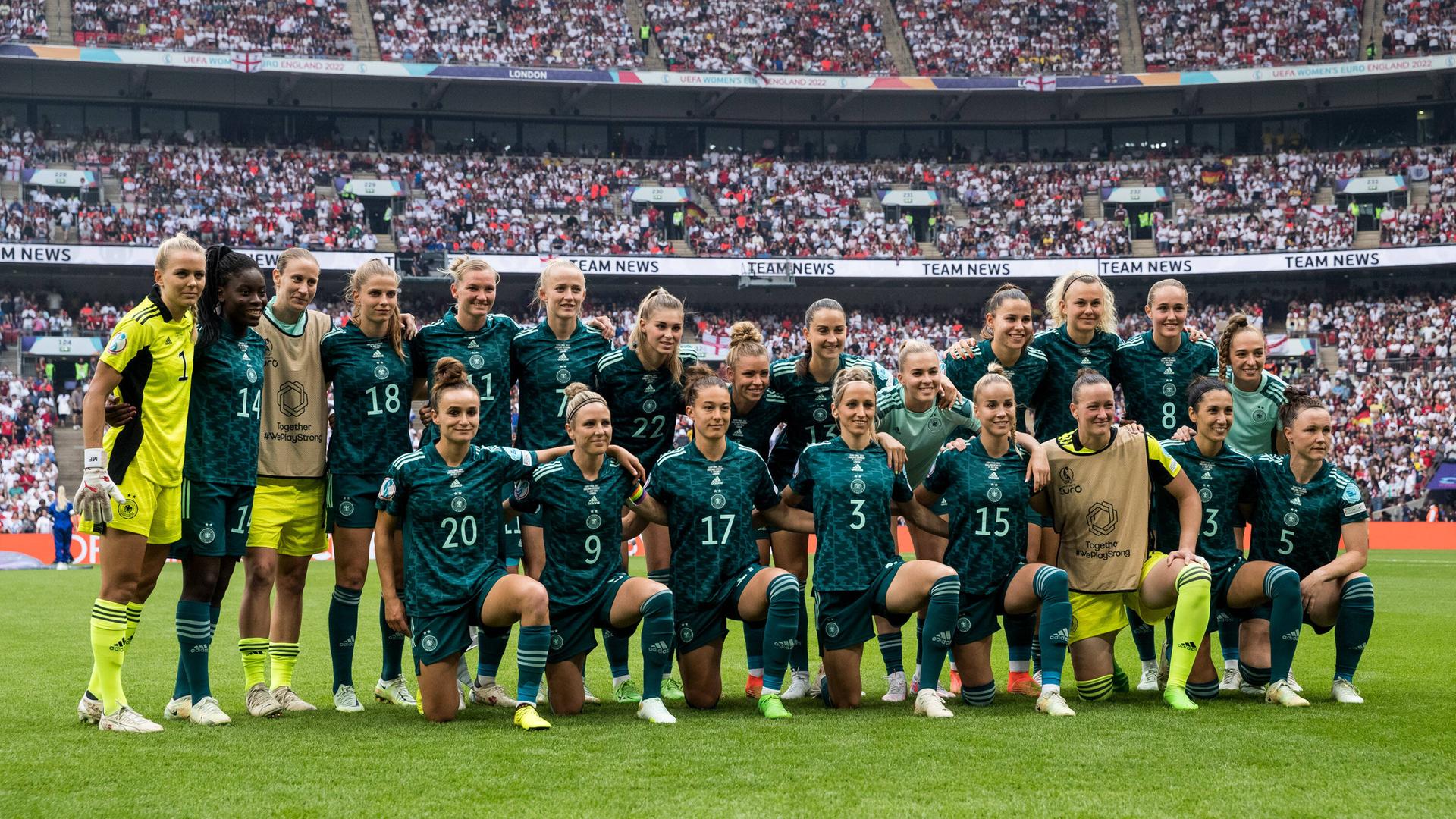 Die deutsche Nationalmannschaft der Frauen posiert vor dem EM-Finale gegen England für ein Mannschaftsfoto. Die deutsche Nationalmannschaft der Frauen posiert vor dem EM-Finale gegen England für ein Mannschaftsfoto.