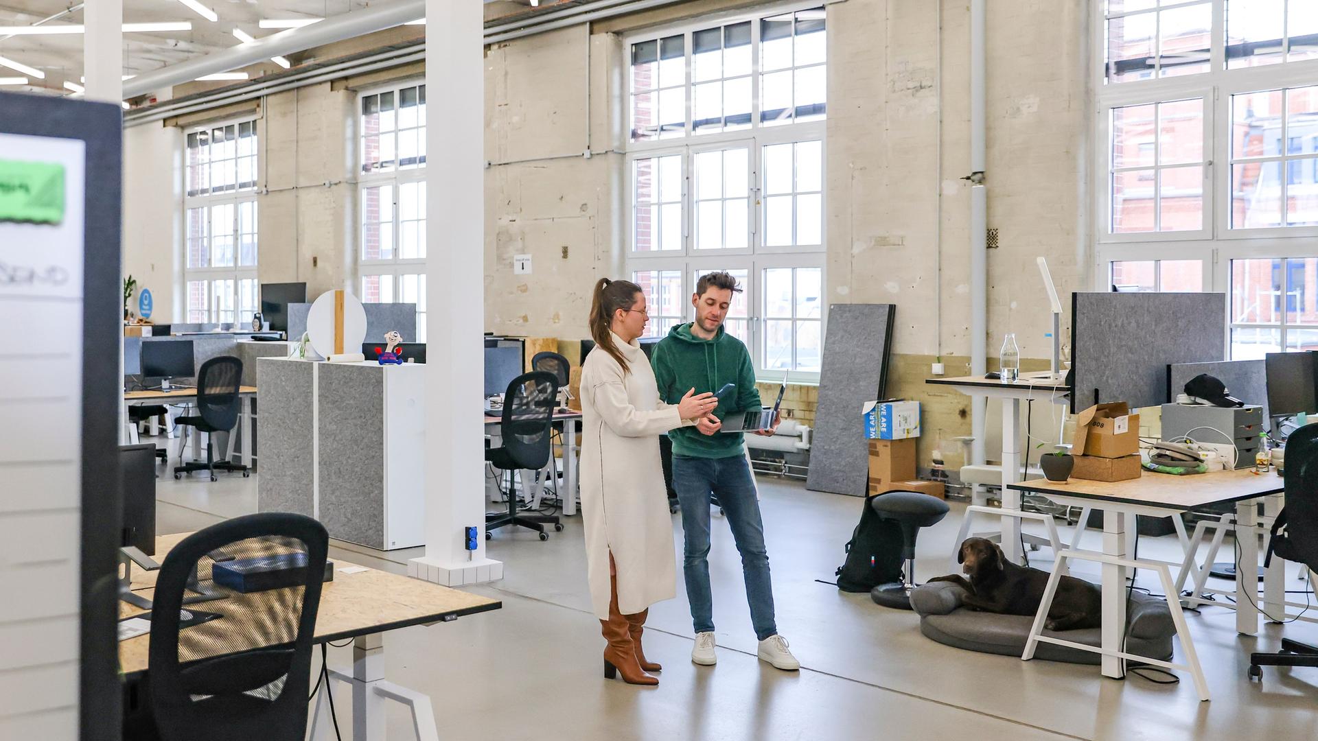 Martin Böhringer, Geschäftsführer und einer der drei Gründer des sächsischen Software-Unternehmens Staffbase, spricht mit Juliane Kiesenbauer, Director Marketing & Communications, am Firmensitz in Chemnitz. Im Hintergrund stehen in einer weitläufigen und hellen ehemaligen Fabriketage Schreibtische. Martin Böhringer, Geschäftsführer und einer der drei Gründer des sächsischen Software-Unternehmens Staffbase, spricht mit Juliane Kiesenbauer, Director Marketing & Communications, am Firmensitz in Chemnitz. Im Hintergrund stehen in einer weitläufigen und hellen ehemaligen Fabriketage Schreibtische.