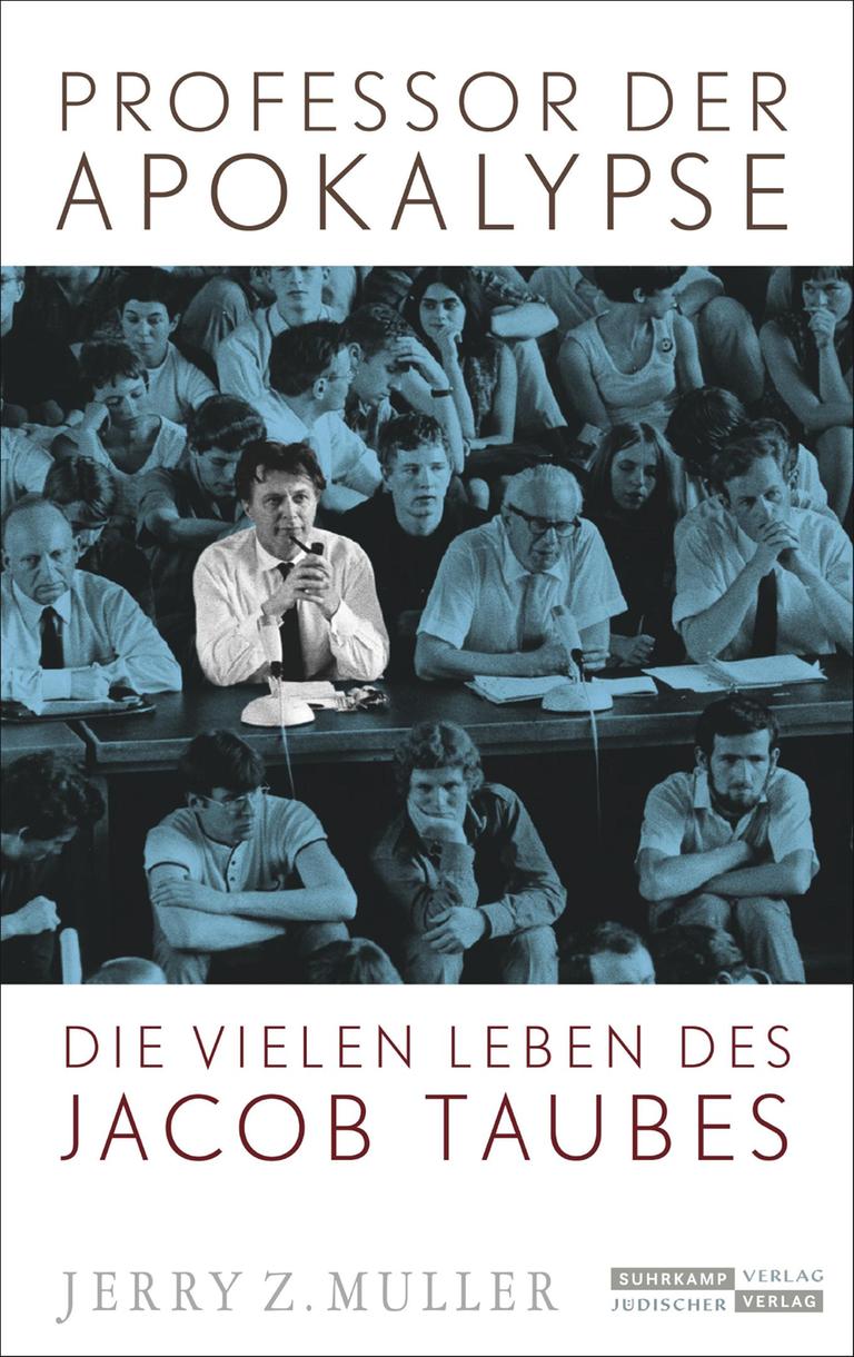 Cover des Buches "Professor der Apokalypse" von Jerry Z. Muller. Auf dem Cover ist das blau gefärbte Bild einer Vorlesung zu sehen. Weiß herausgehoben: Jacob Taubes. 