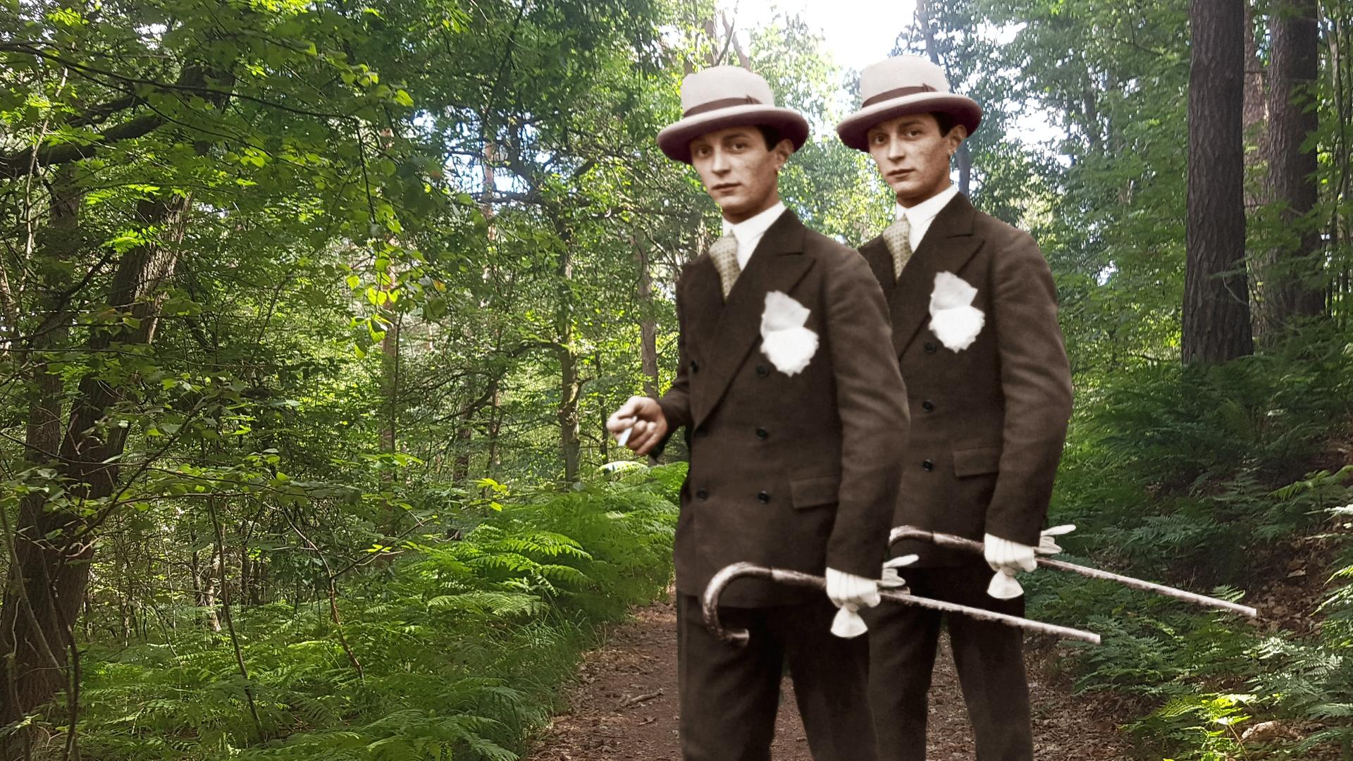 „Ich bin nicht ich, sondern jemand ganz anderer, der mir verblüffend ähnlich ist.“ Zu sehen: Porträt eines Mannes dupliziert / Foto 1930 Mann, digital koloriert. „Ich bin nicht ich, sondern jemand ganz anderer, der mir verblüffend ähnlich ist.“ Zu sehen: Porträt eines Mannes dupliziert / Foto 1930 Mann, digital koloriert.