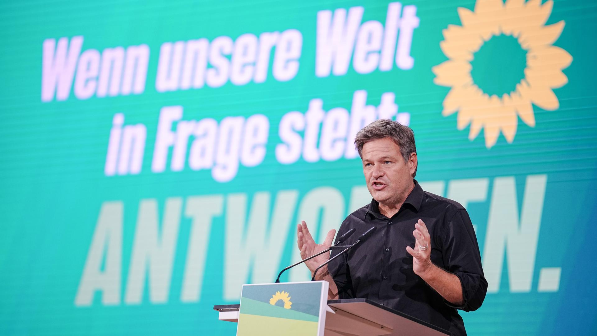 Robert Habeck (Bündnis 90/Die Grünen), Bundesminister für Wirtschaft und Klimaschutz, spricht beim Grünen-Bundesparteitag zu den Delegierten. 