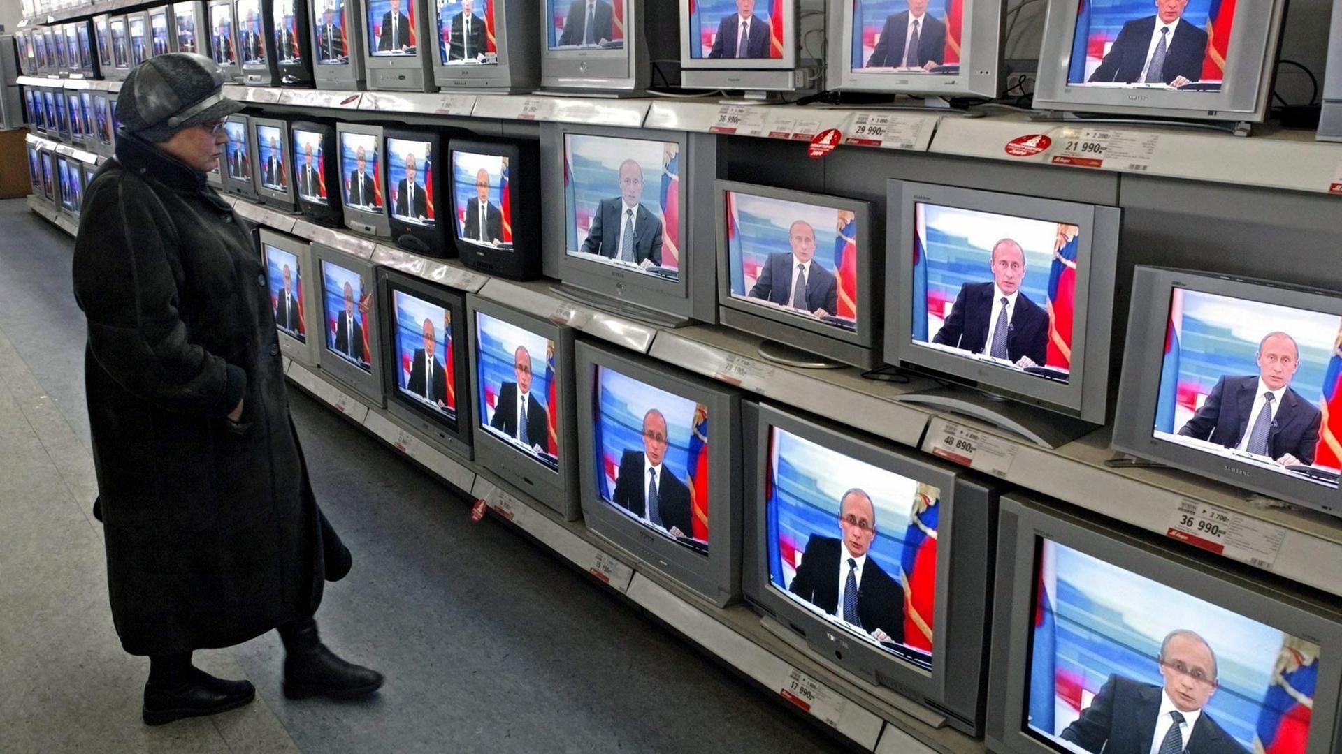 Die Medienlandschaft wird in Russland schon lange vom Staat dominiert. Hier: Live-Fragestunde an Präsident Putin 2003. Die Medienlandschaft wird in Russland schon lange vom Staat dominiert. Hier: Live-Fragestunde an Präsident Putin 2003.