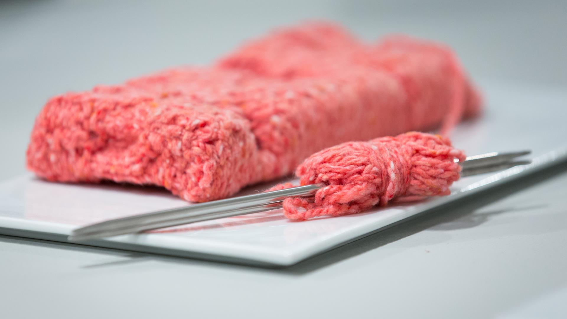 Das Hackfleisch ähnelnde Exponat "Bistro in Vitro" (2014) von Next Nature Network in der Ausstellung "Kreaturen nach Maß - Tiere und Gegenwartsdesign" im Museum Marta. Das Hackfleisch ähnelnde Exponat "Bistro in Vitro" (2014) von Next Nature Network in der Ausstellung "Kreaturen nach Maß - Tiere und Gegenwartsdesign" im Museum Marta.