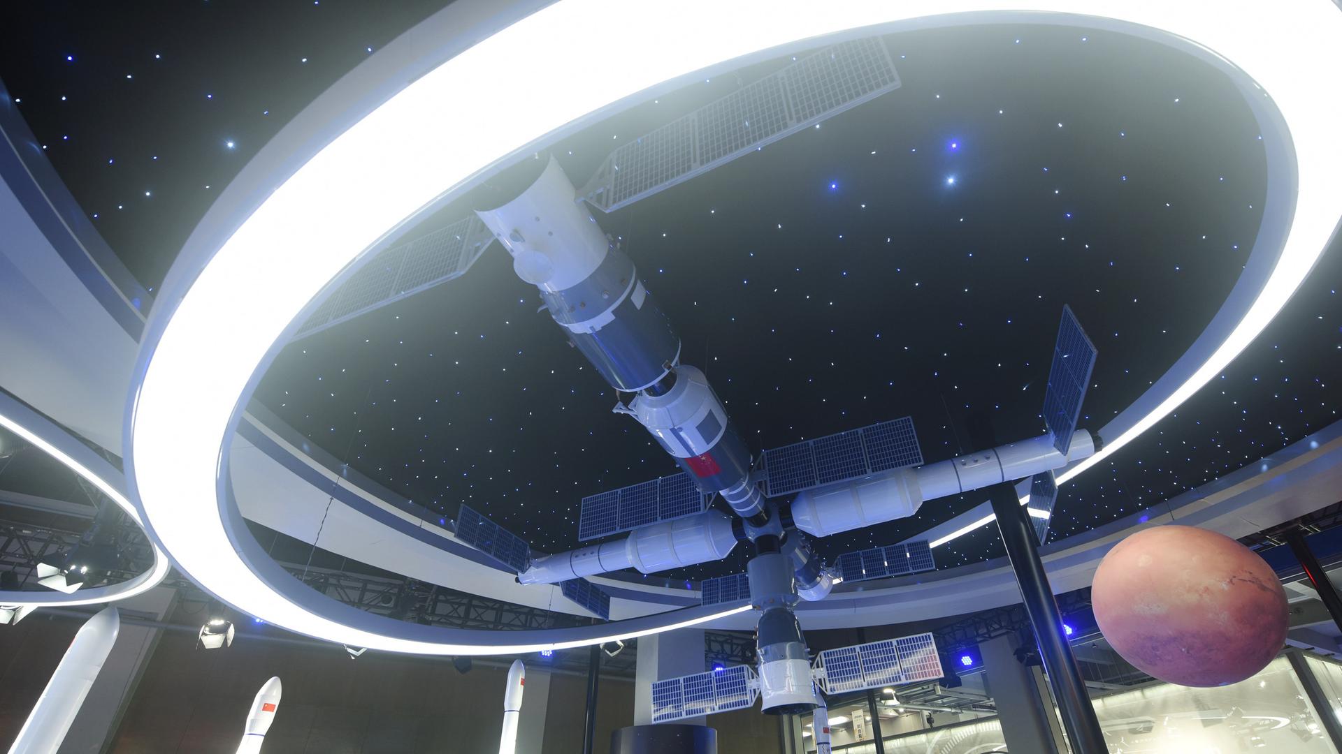 Modell der Tiangong-Raumstation auf einer Computerkonferenz 2021 im chinesischen Hangzhou Modell der Tiangong-Raumstation auf einer Computerkonferenz 2021 im chinesischen Hangzhou