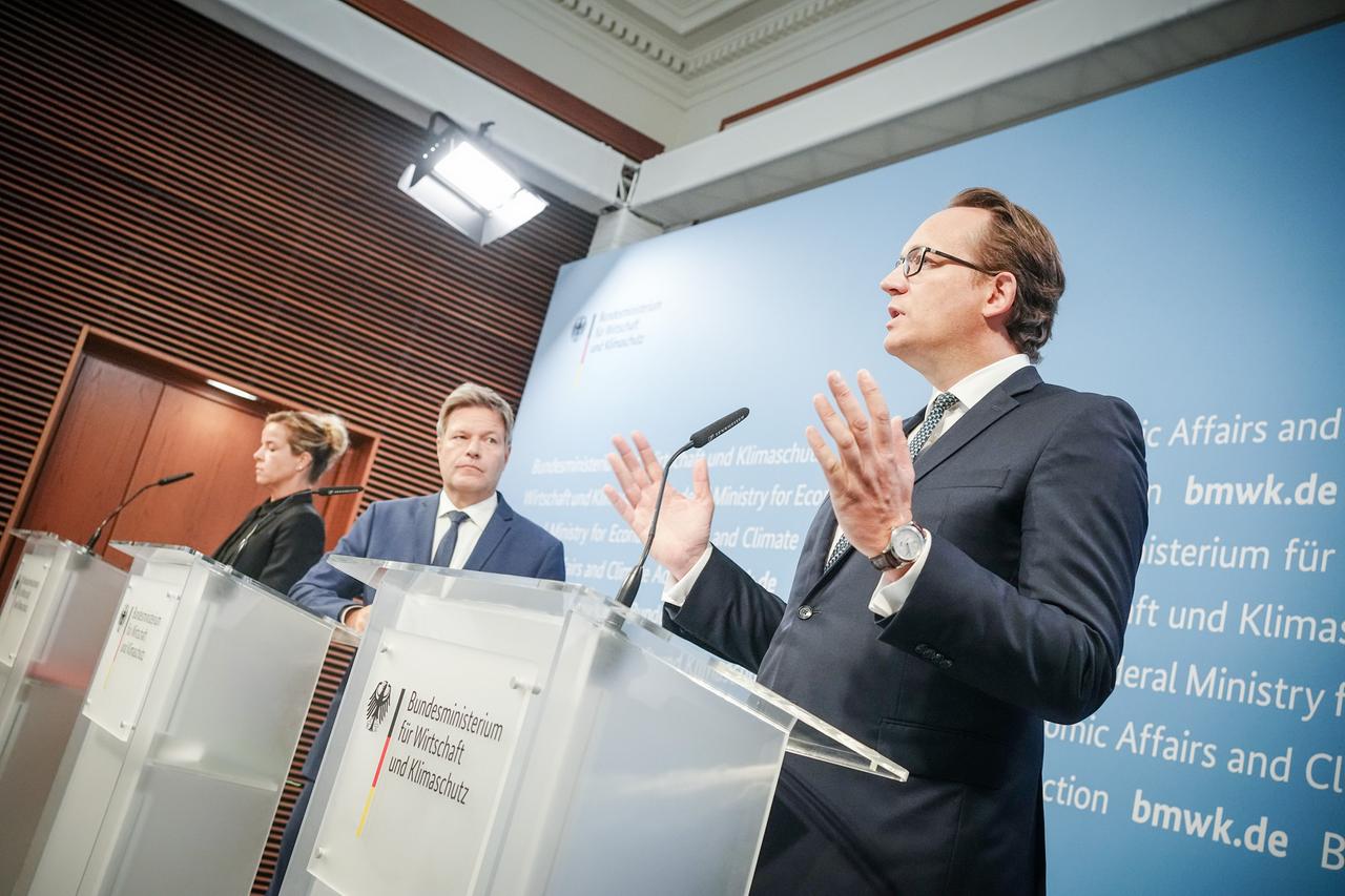 Robert Habeck (M, Bündnis 90/Die Grünen), Bundesminister für Wirtschaft und Klimaschutz, Mona Neubaur, Ministerin für Wirtschaft, Industrie, Klimaschutz und Energie des Landes Nordrhein-Westfalen, und Markus Krebber (r), Vorstandsvorsitzender von RWE, geben eine Pressekonferenz zur Verständigung auf einen beschleunigten Kohleausstieg 2030 und der Stärkung der Versorgungssicherheit in der aktuellen Energiesicherheit. Robert Habeck (M, Bündnis 90/Die Grünen), Bundesminister für Wirtschaft und Klimaschutz, Mona Neubaur, Ministerin für Wirtschaft, Industrie, Klimaschutz und Energie des Landes Nordrhein-Westfalen, und Markus Krebber (r), Vorstandsvorsitzender von RWE, geben eine Pressekonferenz zur Verständigung auf einen beschleunigten Kohleausstieg 2030 und der Stärkung der Versorgungssicherheit in der aktuellen Energiesicherheit.