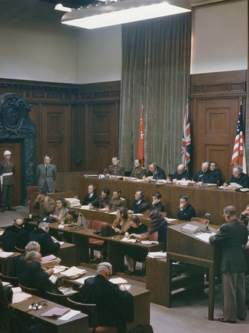 Blick in den Gerichtssaal und auf das alliierte Militärtribunal im Nürnberger-Einsatzgruppen-Prozess am 30. Januar 1946