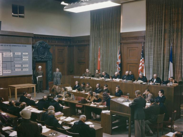 Blick in den Gerichtssaal und auf das alliierte Militärtribunal im Nürnberger-Einsatzgruppen-Prozess am 30. Januar 1946
