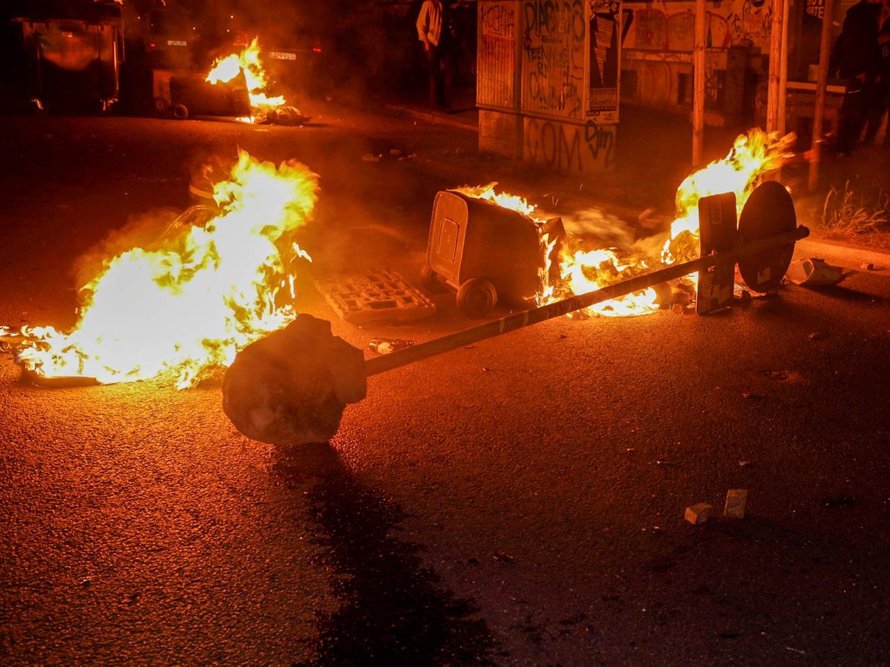 Eine Mülltonne brennt auf einer Straße in Leipzig-Connewitz am Vorabend der "Tag X" Demonstration 2023.