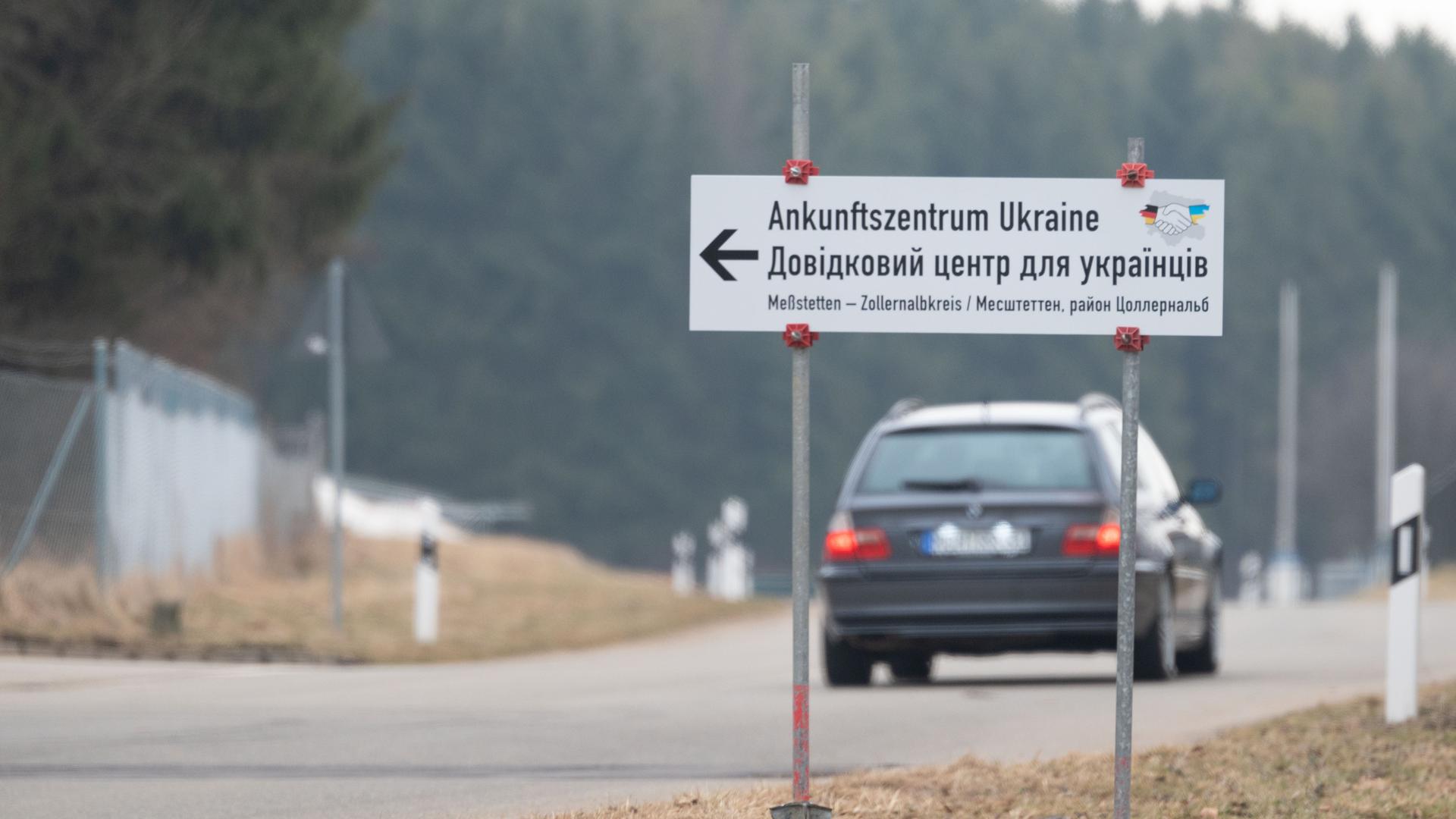 Ein Schild weist vor der ehemaligen Zollernalb-Kaserne auf das Ankunftszentrum Ukraine hin. In der früheren Landeserstaufnahmeeinrichtung im Zollernalbkreis ist in den vergangenen Tagen ein Ankunftszentrum für Flüchtlinge aus der Ukraine eingerichtet worden. ,