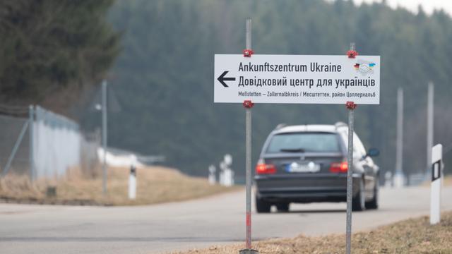 Ein Schild weist vor der ehemaligen Zollernalb-Kaserne auf das Ankunftszentrum Ukraine hin. In der früheren Landeserstaufnahmeeinrichtung im Zollernalbkreis ist in den vergangenen Tagen ein Ankunftszentrum für Flüchtlinge aus der Ukraine eingerichtet worden. ,