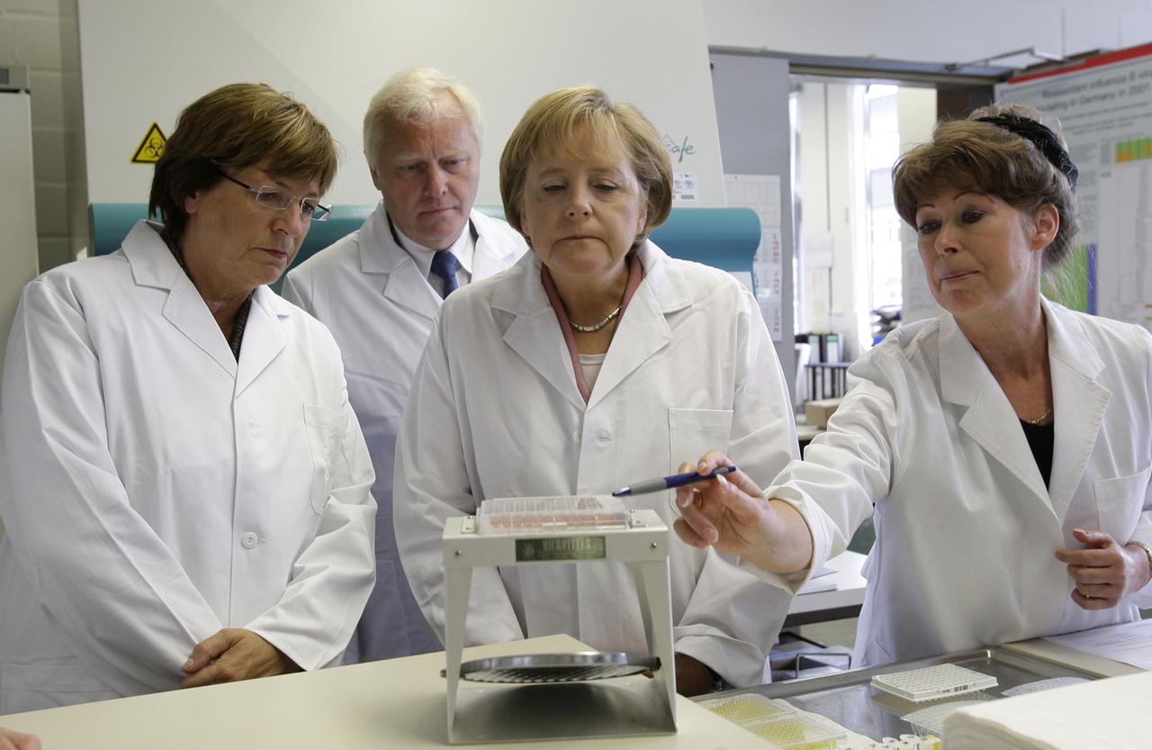 Die damalige Bundesgesundheitsministerin Ulla Schmidt (L) 2009 mit Bundeskanzlerin Angela Merkel beim Besuch des Robert Koch Instituts in Berlin