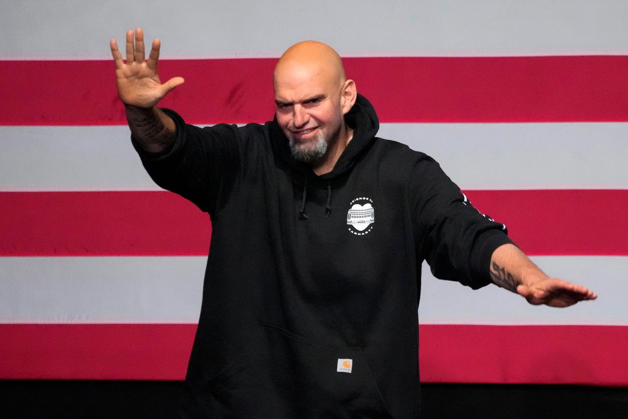 Der demokratische Kandidat John Fetterman winkt in das Publikum. Der demokratische Kandidat John Fetterman winkt in das Publikum.