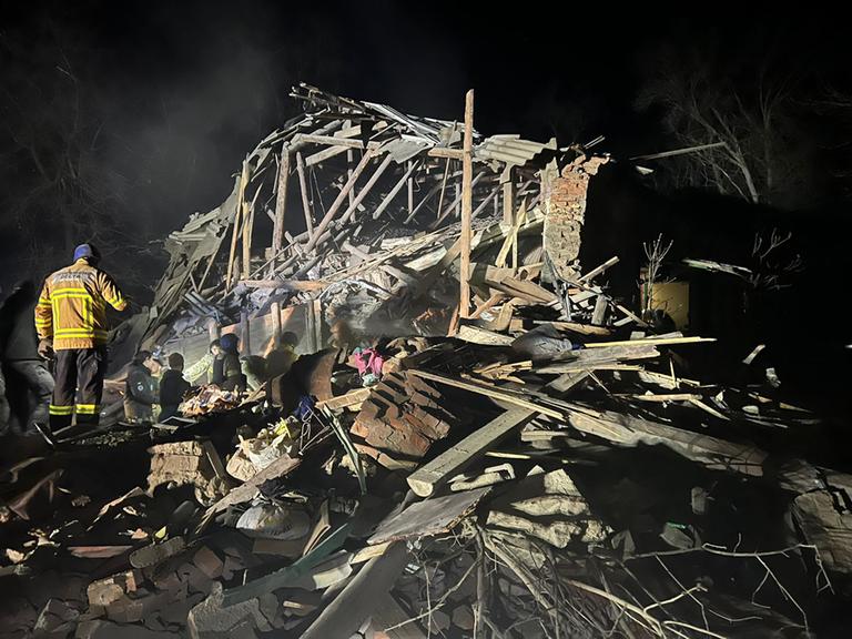 Trümmer eines Wohnhauses in der ukrainischen Stadt Kostjantyniwka, das von einer Rakete getroffen wurde.