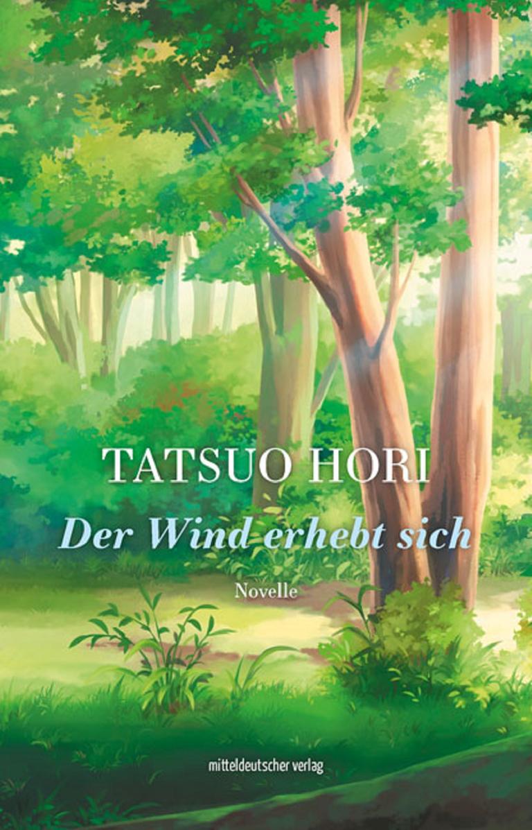 Cover von Tatsuo Horis Novelle „Der Wind erhebt sich“. Auf dem Buchumschlag sind gemalte Bäume zu sehen.