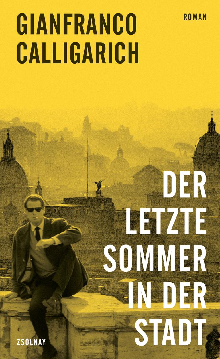 Das Cover zeigt eine Schwarz-weiß-Aufnahme eines Mannes im Anzug und mit Sonnenbrille, der rauchend auf einem Treppengeländer sitzt, im Hintergrund sind antike Bauten der Stadt Rom zu erkennen. Das Ganze ist in gelb-bräunlichen Sepia-Farben gehalten, in schwarzer und weißer Schrift sind auf dem Foto Autorenname und Buchtitel zu sehen. Das Cover zeigt eine Schwarz-weiß-Aufnahme eines Mannes im Anzug und mit Sonnenbrille, der rauchend auf einem Treppengeländer sitzt, im Hintergrund sind antike Bauten der Stadt Rom zu erkennen. Das Ganze ist in gelb-bräunlichen Sepia-Farben gehalten, in schwarzer und weißer Schrift sind auf dem Foto Autorenname und Buchtitel zu sehen.
