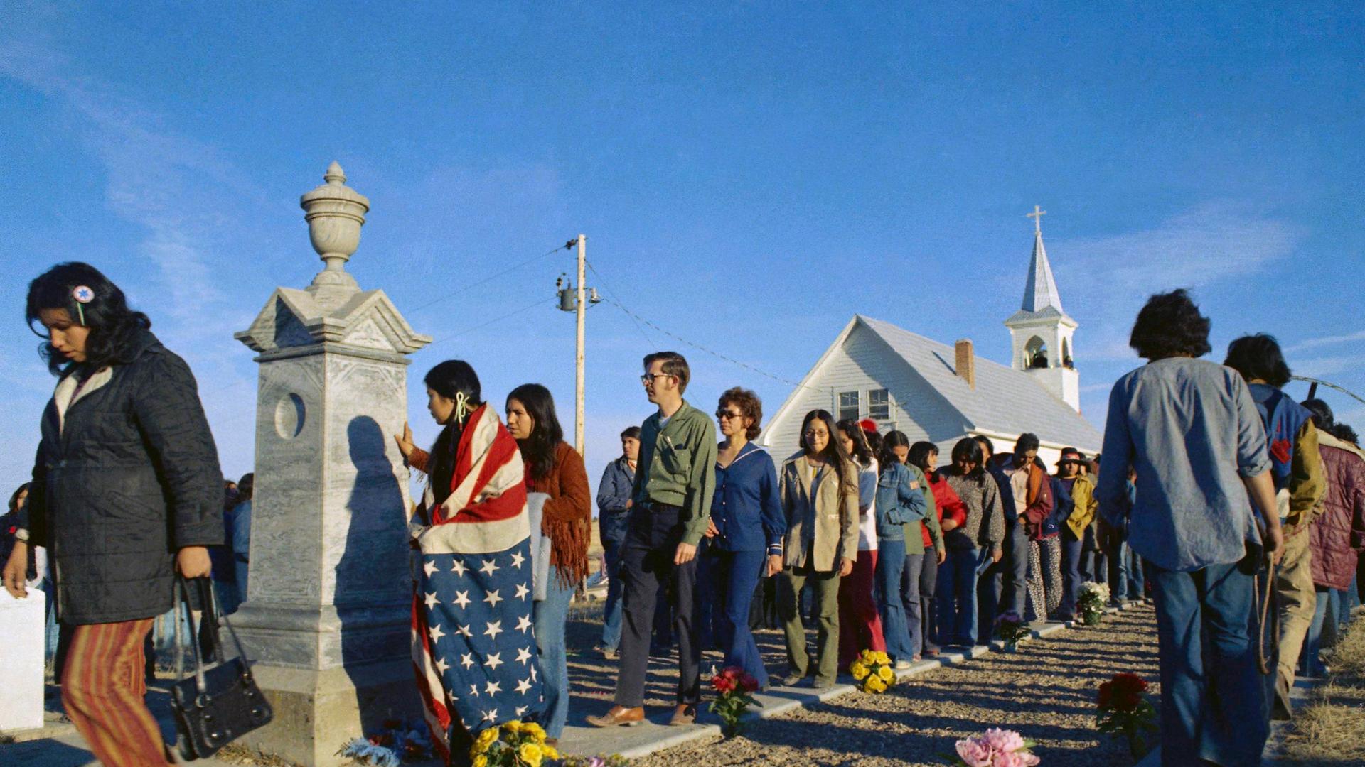Mitglieder der Gruppe American Indian Movement im März 1973 bei der Besetzung des Orts Wounded Knee in South Dakota. Mitglieder der Gruppe American Indian Movement im März 1973 bei der Besetzung des Orts Wounded Knee in South Dakota.