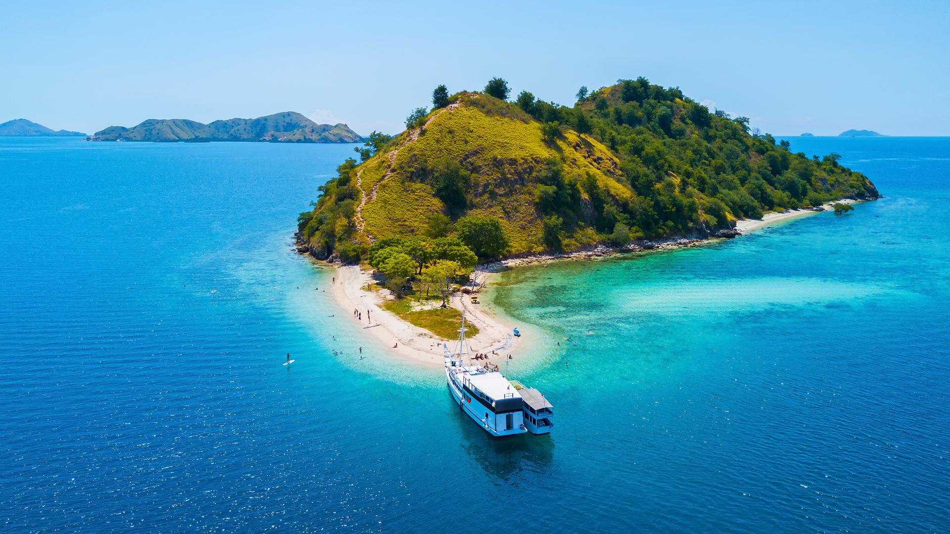 Der Autor erschafft in „insulae“ akustisch die Präsenz drei unterschiedlicher Inseln. Zu sehen: Die Insel Flores, Teil der Nusa Tengarra, die die Inseln östlich von Bali umfaßt. Der Autor erschafft in „insulae“ akustisch die Präsenz drei unterschiedlicher Inseln. Zu sehen: Die Insel Flores, Teil der Nusa Tengarra, die die Inseln östlich von Bali umfaßt.