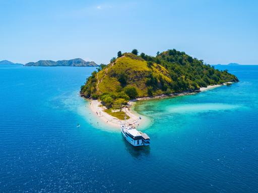 Der Autor erschafft in „insulae“ akustisch die Präsenz drei unterschiedlicher Inseln. Zu sehen: Die Insel Flores, Teil der Nusa Tengarra, die die Inseln östlich von Bali umfaßt.